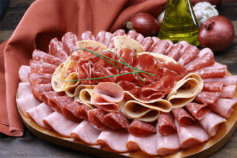 40- No ch&aacute; de casa nova informal, as t&aacute;buas de frios s&atilde;o uma op&ccedil;&atilde;o elegante. Fonte: Casinha Arrumada