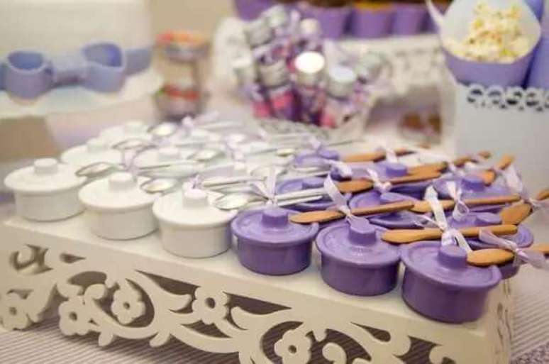 23- A mesa tem decora&ccedil;&atilde;o ch&aacute; de casa nova com panelinhas de doce com colherinhas de pau. Fonte: ConstruindoDecor