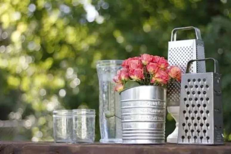 33- Na decora&ccedil;&atilde;o ch&aacute; de casa nova, os utens&iacute;lios dom&eacute;sticos comp&otilde;em a mesa. Fonte: Guia Noiva Online