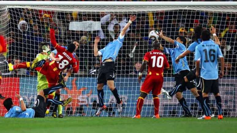 Uruguai eliminou Gana nos pênaltis em 2010 após jogo polêmico (Foto: Arquivo Lance!)