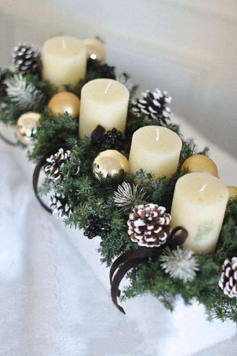 42. Centro de mesa com arranjos natalinos e vela &ndash; Foto de frente para o mar