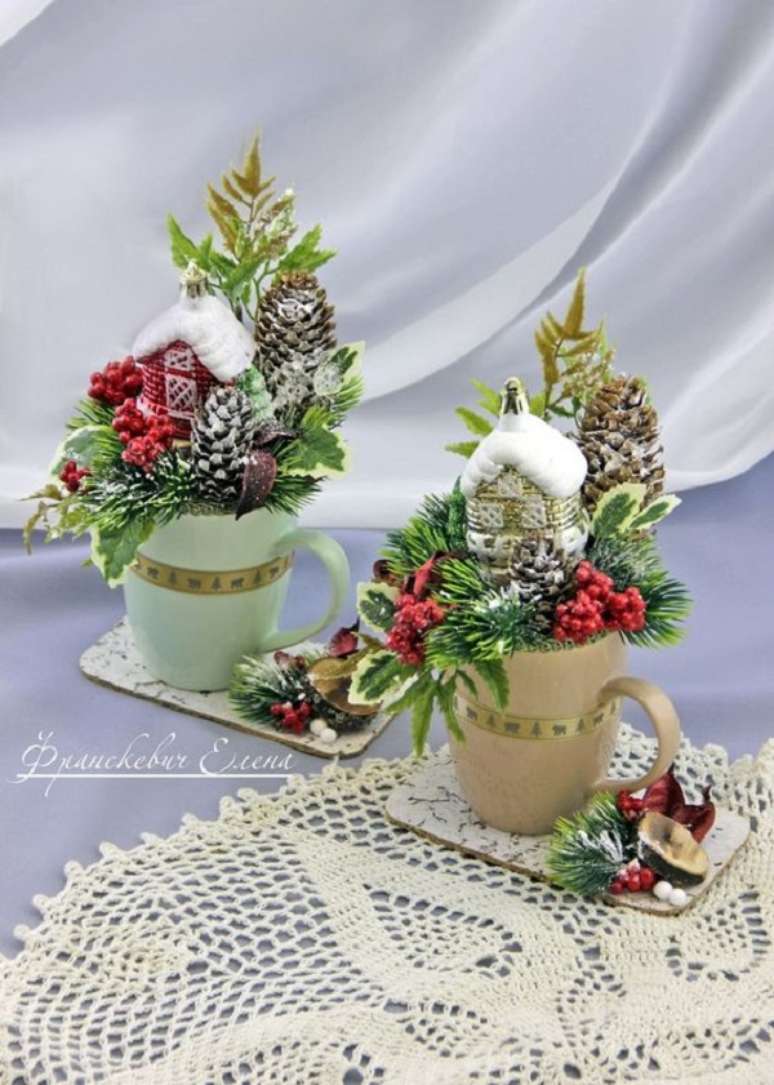 11. Arranjos natalinos em canecas &ndash; Foto vk