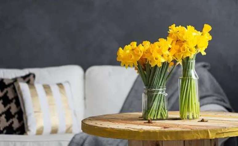 12- A decora&ccedil;&atilde;o ch&aacute; de casa nova deve contar com flores sobre as mesas. Fonte: Dicas de Mulher