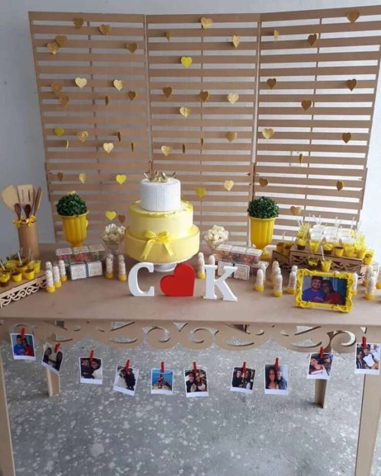 70- As fotos do casal deixam a decora&ccedil;&atilde;o de ch&aacute; de casa nova ainda mais personalizada. Fonte &ndash; Cata Sonhos Decora&ccedil;&otilde;es