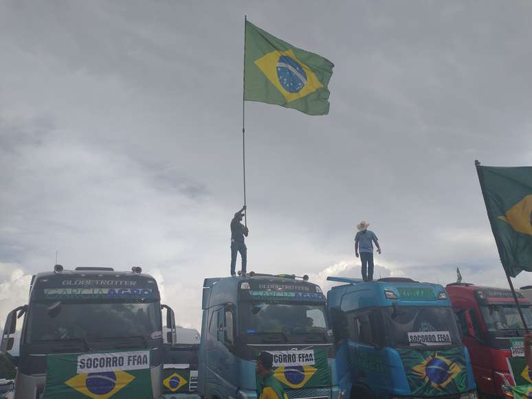 Caminhões nas proximidades do Quartel General do Exército, no Distrito Federal