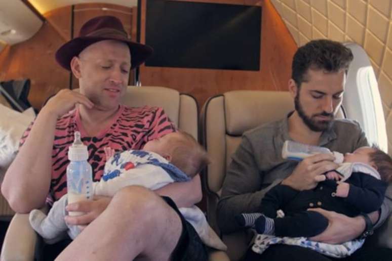 Paulo e Thales com seus filhos em momentos íntimos também estão presentes no vídeo
