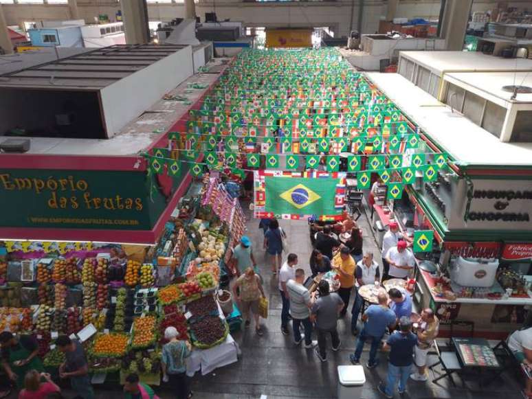 Mercadão de São Paulo se enfeita para a Copa do Mundo do Catar, que começa neste domingo, 20.