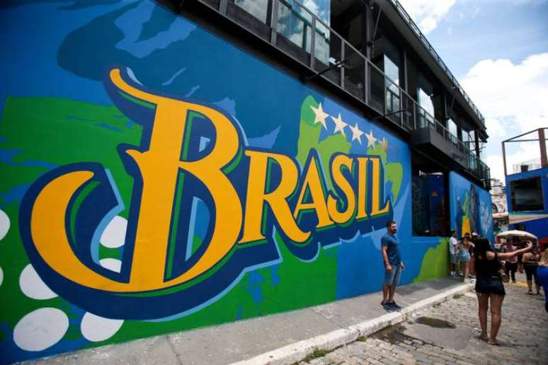 Turistas tiram foto em frente ao mural da seleção brasileira, em clima de Copa do Mundo no Beco do Batman na Vila Madalena.