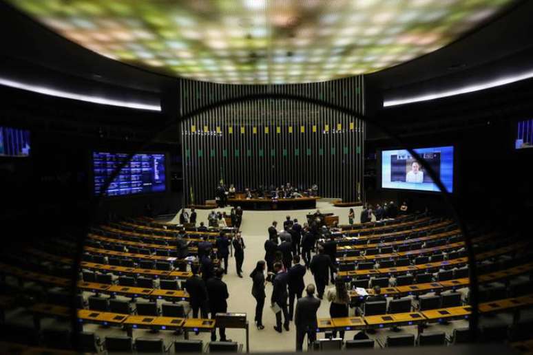 Medida foi articulada por parlamentares no meio do feriado da Proclamação da República.