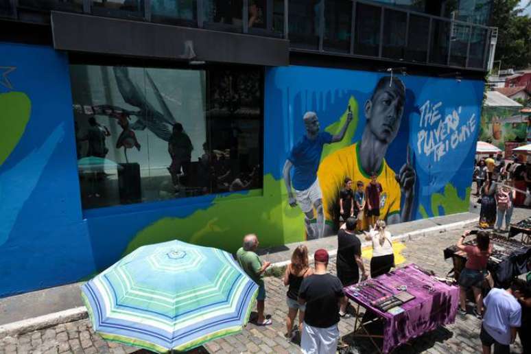 Turistas tiram foto em frente ao mural da seleção brasileira, em clima de Copa do Mundo no Beco do Batman na Vila Madalena.