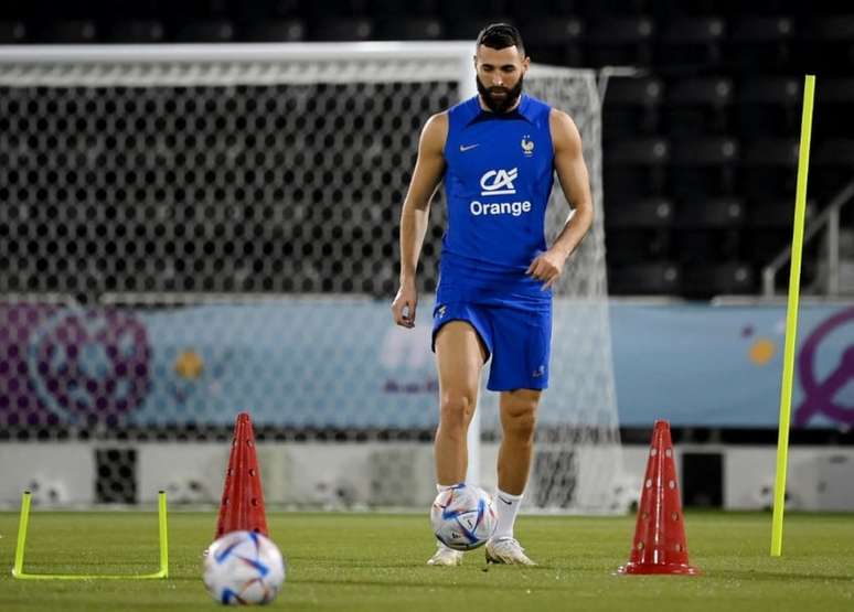 Karim Benzema deixou o campo com dores em treino da França no Qatar (Foto: FRANCK FIFE / AFP)