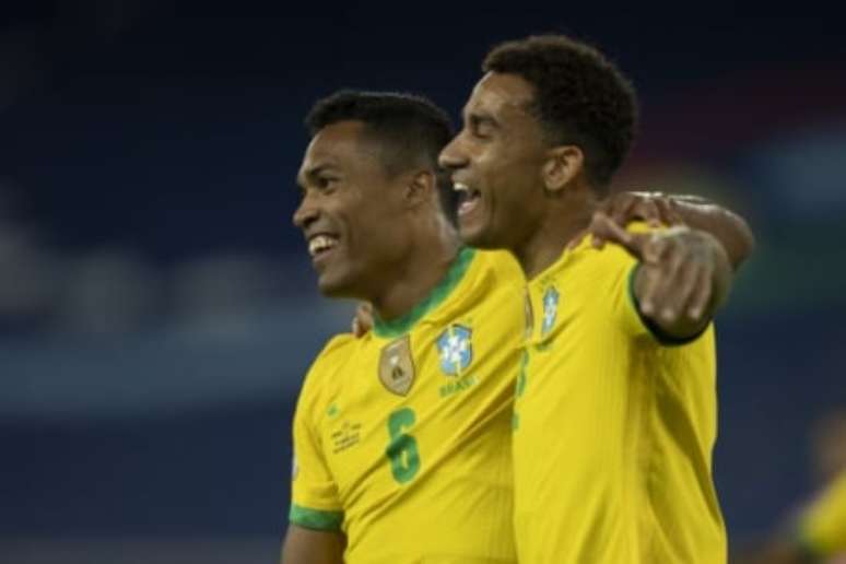 Alex Sandro e Danilo devem ser os titulares nas laterais (Foto: Lucas Figueiredo / CBF)