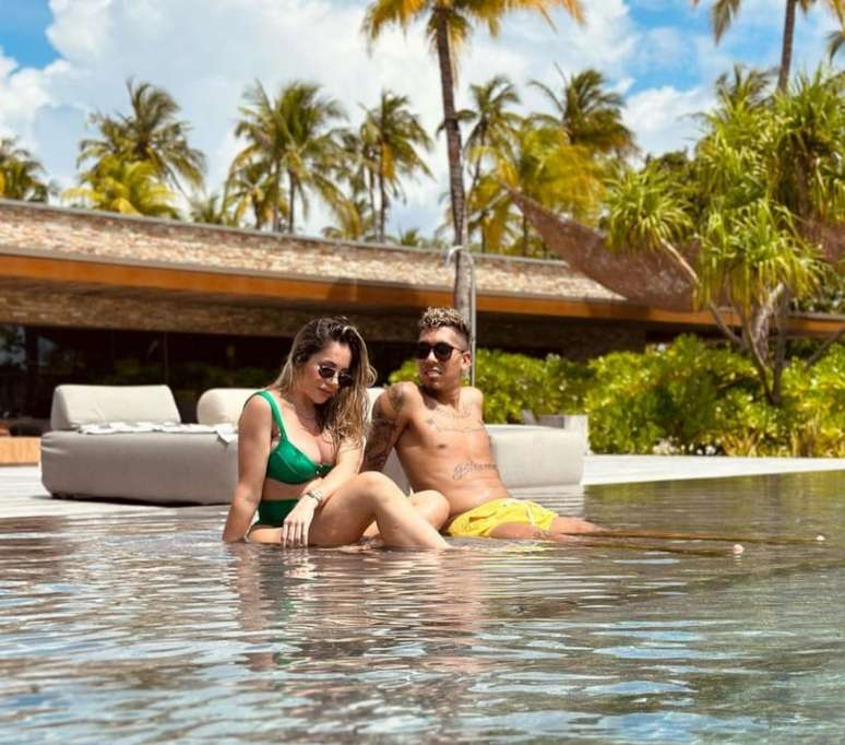 Firmino e sua esposa curtem piscina nas Maldivas (Foto: Reprodução / Instagram)