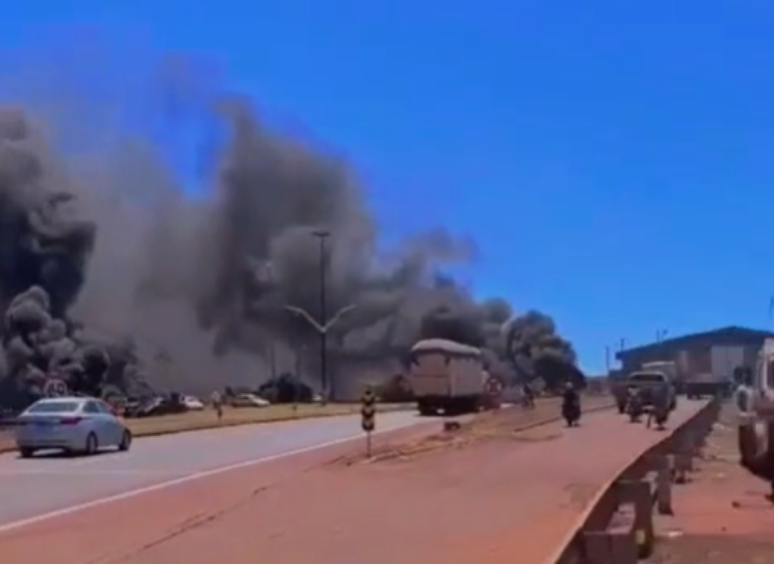 Manifestantes bolsonaristas incendiaram um carro durante bloqueio da rodovia BR-163,