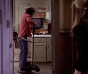 Cena de Friends com Monica girando em cima de um encerador