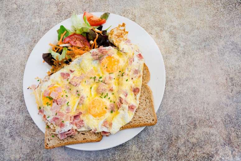 Omelete no pão para o café da manhã – Foto: Guia da Cozinha