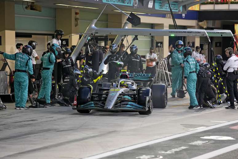 Lewis Hamilton abandonou o GP de Abu Dhabi e George Russell sofreu com o desgaste de pneus: o retrato do ano da Mercedes em 2022 