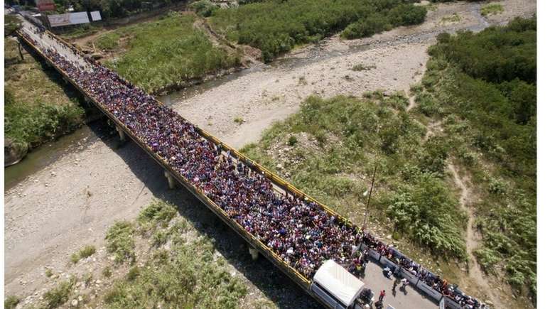 Em 2018, crise na Venezuela levou milhões a deixaram o país. Na foto, ponte na fronteira com a Colômbia