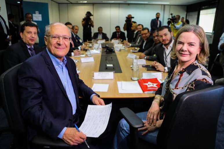 O vice-presidente eleito e coordenador da transição de governo, Geraldo Alckmin, e a presidente do Partidos dos trabalhadores (PT), Gleisi Hoffmann, durante reunião do conselho político da transição, em Brasília