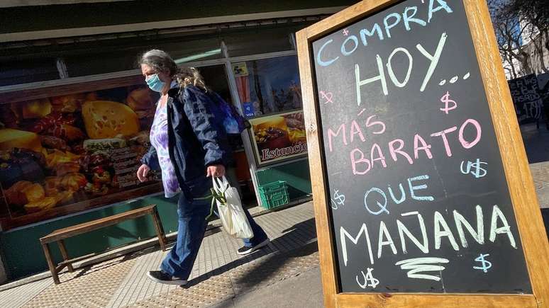 Placa em frente a comércio em Buenos Aires diz "Hoje mais barato que amanhã"