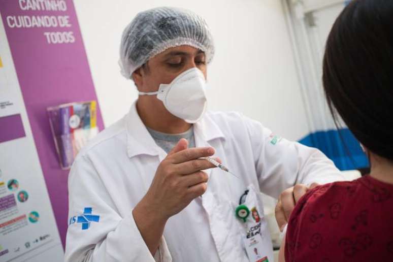 Vacinação de adultos da quarta dose. Cenas na UBS Santa Cecília, na Rua Vitorino Carmilo.