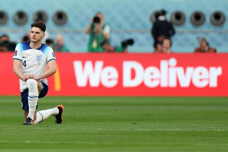 Declan Rice, da Inglaterra, ajoelhado em protesto antes de jogo contra o Irã (Foto: Adrian Dennis / AFP)