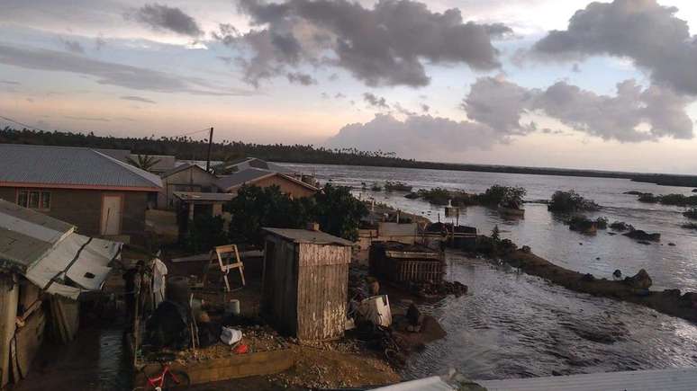 Imagens mostraram inundações quando as ondas do tsunami começaram