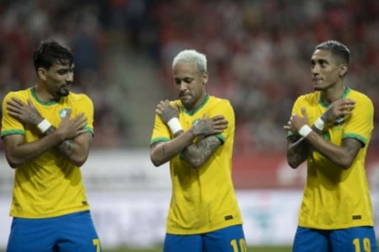 Neymar e fãs/companheiros na Seleção (Foto: Lucas Figueiredo/CBF)