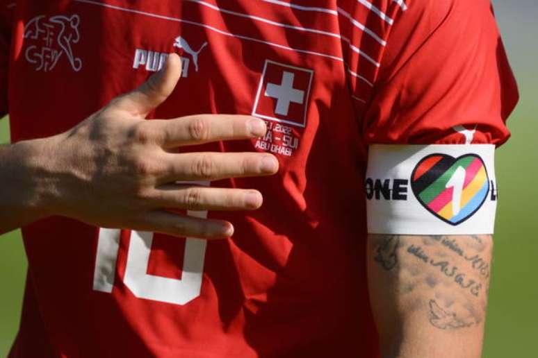 Granit Xhaka, capitão da Suíça, com a braçadeira 'One Love' em amistoso contra Gana