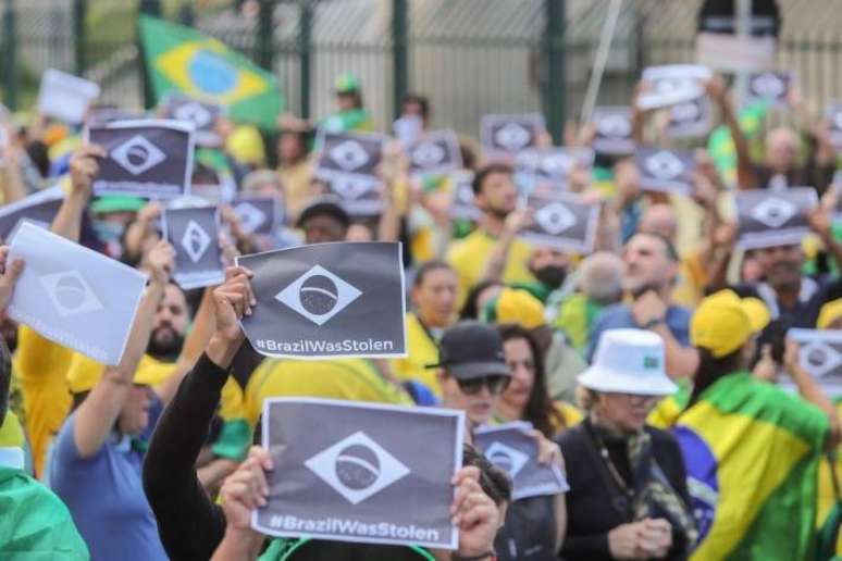 Bolsonaristas em frente ao Comando Militar do Sudeste, na zona sul de São Paulo.