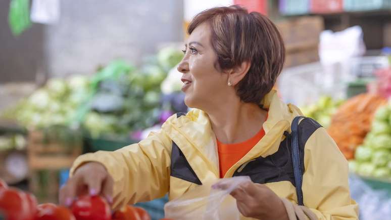 Mulher fazendo compras em mercado