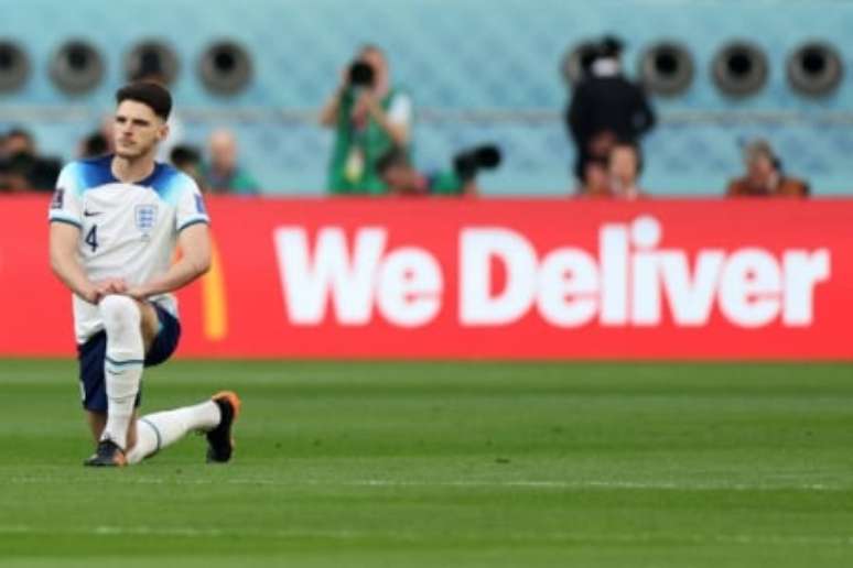 Declan Rice, meia da Inglaterra, ajoelhado antes do jogo contra o Irã (Foto: Adrian Dennis / AFP)