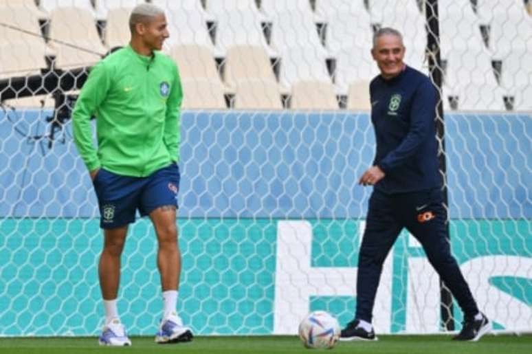 Richarlison e Tite (Foto: NELSON ALMEIDA / AFP)