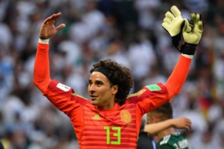 Guillermo Ochoa irá disputar seu 5º Mundial (YURI CORTEZ / AFP)