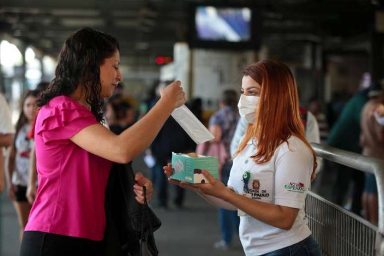 Distribuição de máscaras no centro de São Paulo.