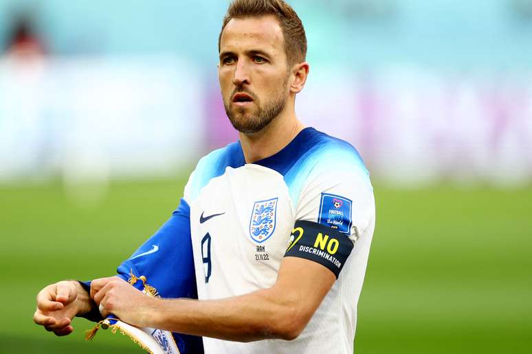 Harry Kane entra em campo com braçadeira de capitão com inscrição contra a discriminação