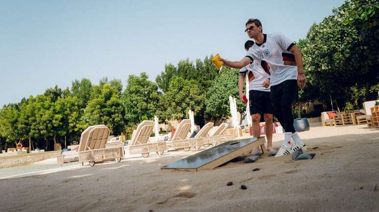 Thomas Müller, ídolo alemão, joga cornhole em momento de folga na concentração (Foto: Philip Reinhard/DFB)