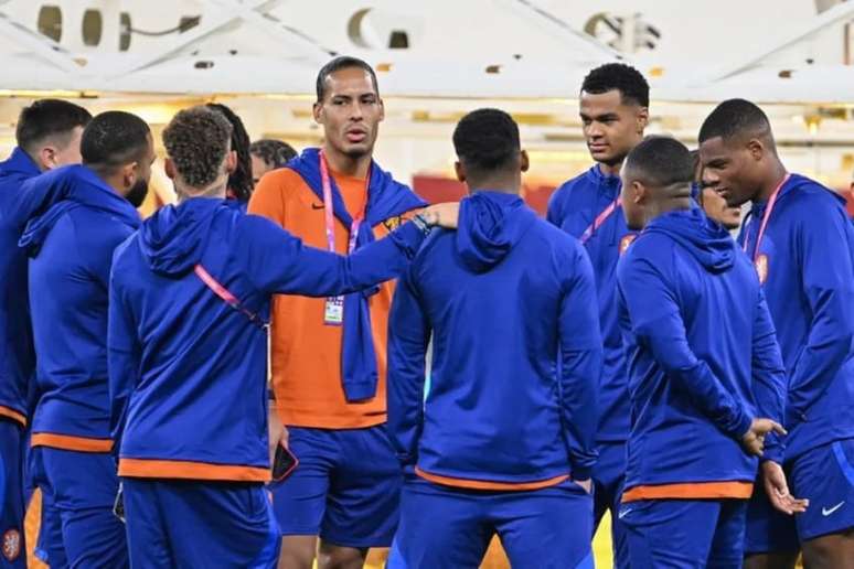 Van Djik é um dos líderes do elenco da Holanda para a disputa da Copa do Mundo (Foto: ALBERTO PIZZOLI / AFP)