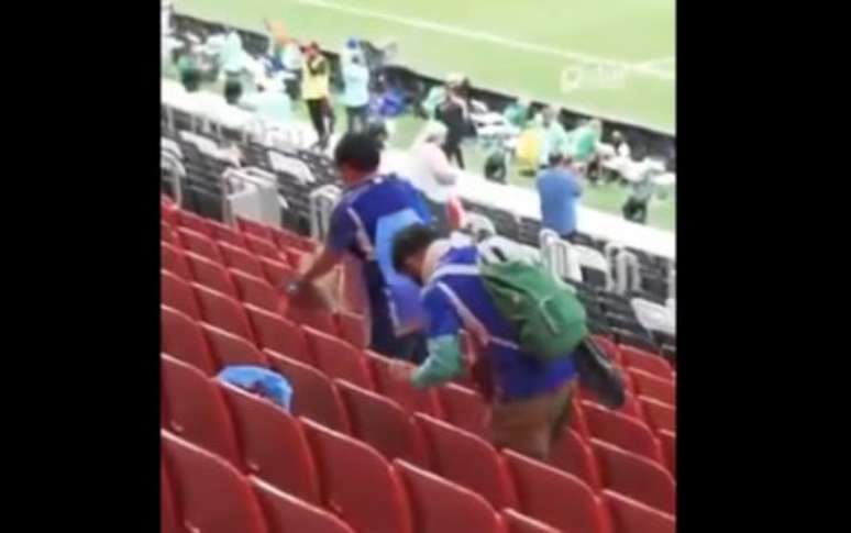 Torcedores japoneses recolheram lixo no Estádio Al Bayt (Foto: Reprodução/Twitter)