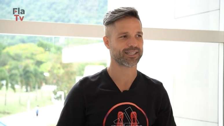 Diego completa 37 anos e recebe homenagens do Flamengo e perfil da