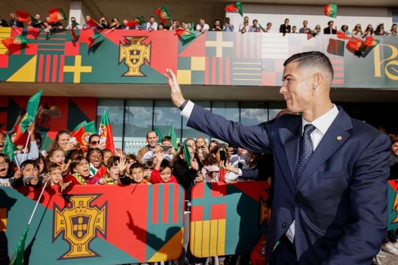 Cristiano Ronaldo em sua chegada ao Qatar (Foto: Twitter/FPF)