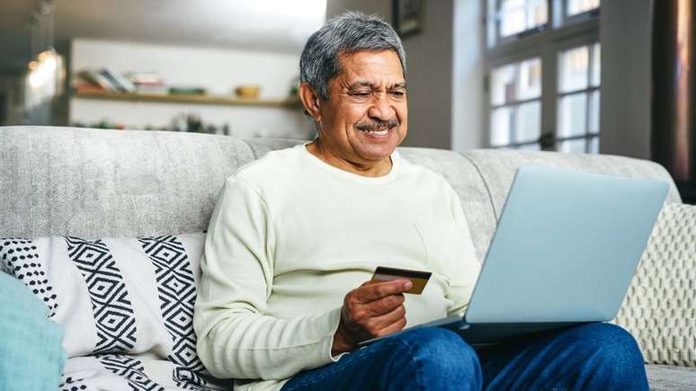 Homem fazendo compra online