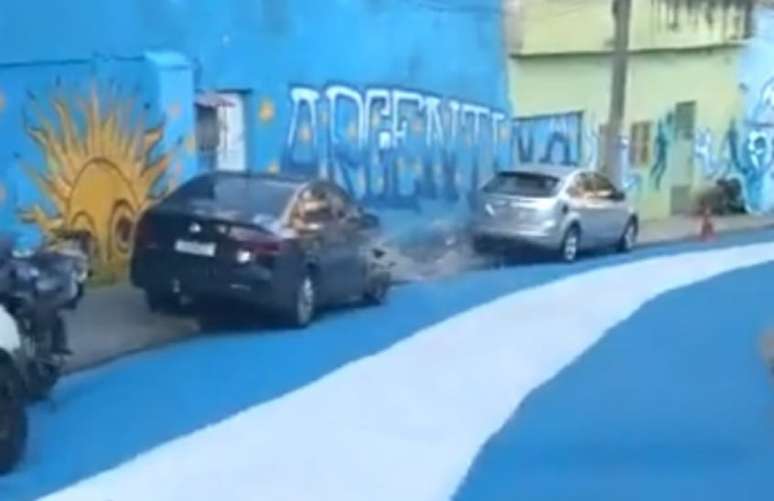 Vídeo da favela com as cores da maior rival da Seleção Brasileira viralizou na web (Foto: Reprodução)