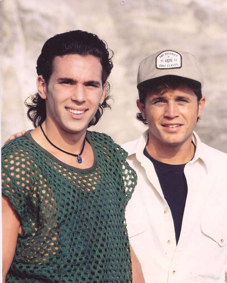 Jason David Frank, o ranger verde, ao lado de David Yost, o ranger azul.