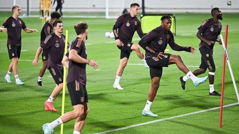 Jogadores alemães durante treino da seleção nesta segunda, no Qatar (Foto: Philip Reinhard/DFB)