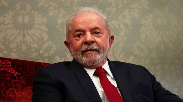 Lula fez cirurgia para retirar lesão nas pregas vocais