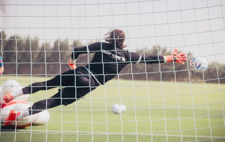 Goleiros da Suíça treinam com óculos que reproduz a trajetória da bola em câmera lenta