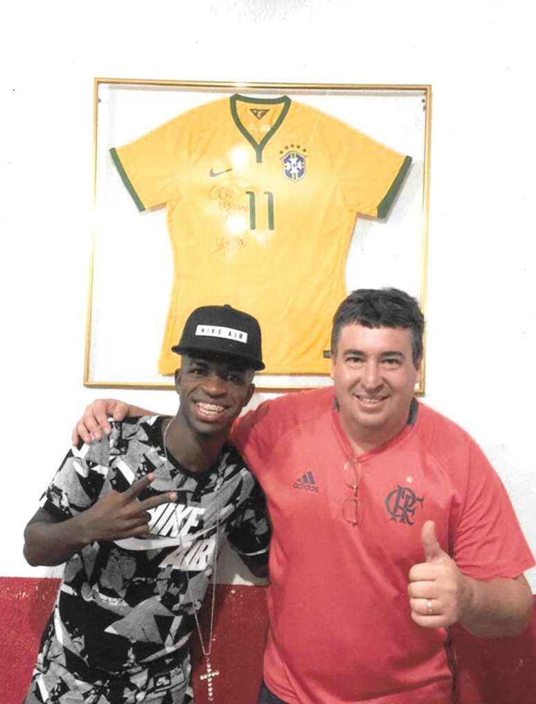 Vini Jr. retorna à escola que começou para comemorar conquistas pela Seleção Brasileira