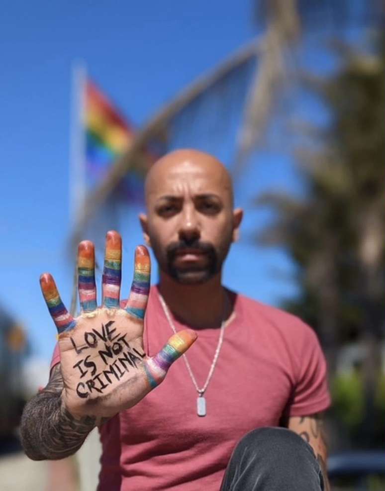 Mohamed criou uma ONG que está arrecadando recursos para dar apoio à população LGBT+ do Golfo Pérsico