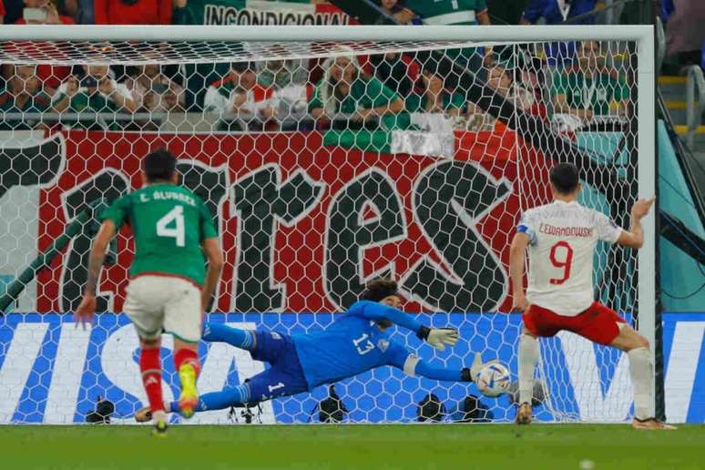 Ochoa foi o grande nome da partida ao defender pênalti de Lewandowski (Foto: Odd Andersen/ AFP)